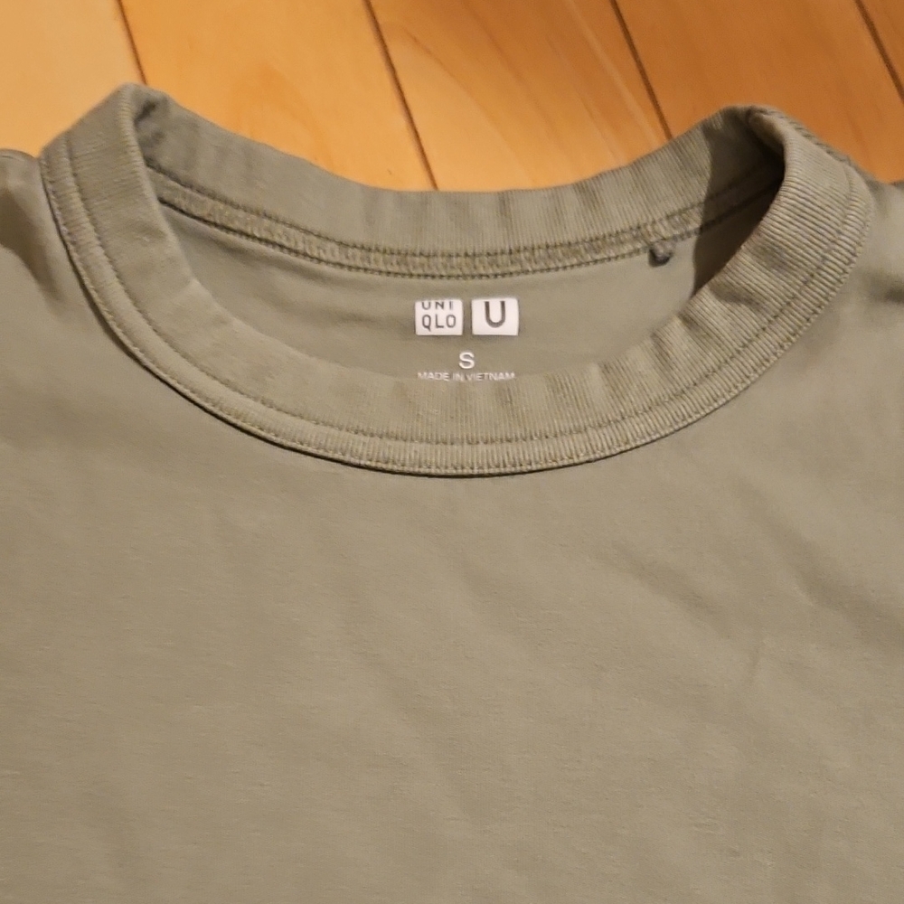 Uniqlo Men's Sage Green Short Sleeve Tee